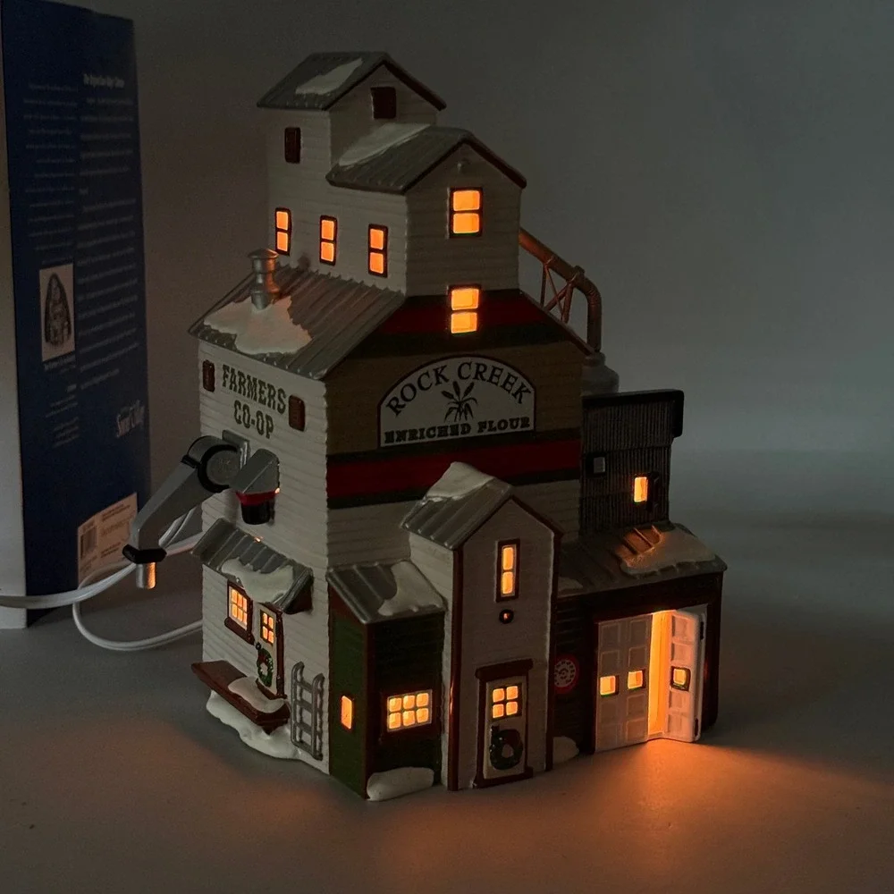 Department 56 Snow Village The Farmer's Co-op Granary‎ 54946 Lighted NOS